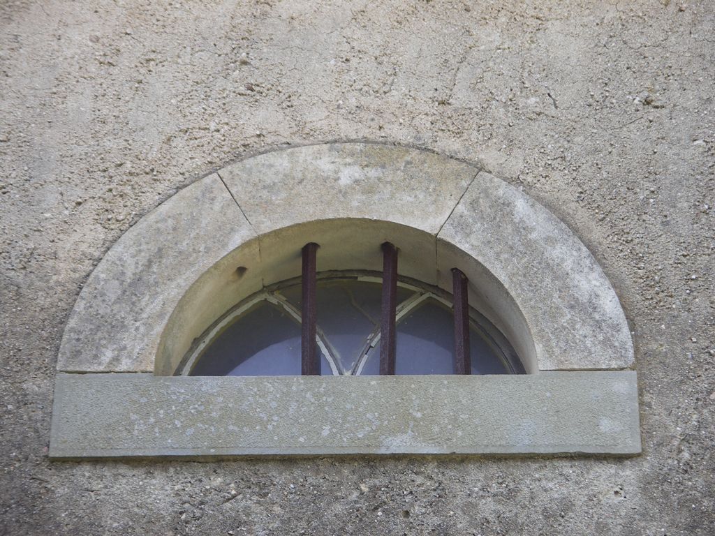 Communs. Aile est. Cour est et façade est des communs. Détail baie semi-circulaire.