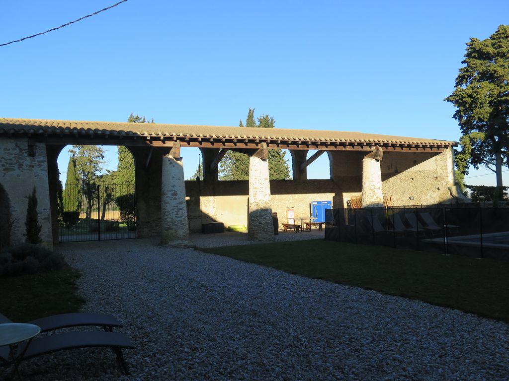 Communs. Aile est. Cour est et bâtiment fermant la cour au nord.