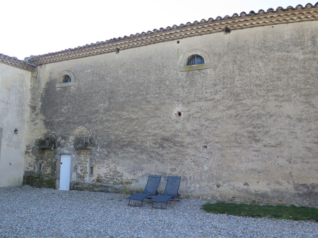 Communs. Aile est. Cour est et façade est des communs.