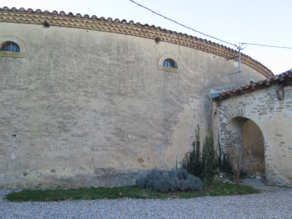 Communs. Aile est. Cour est et façade est des communs.