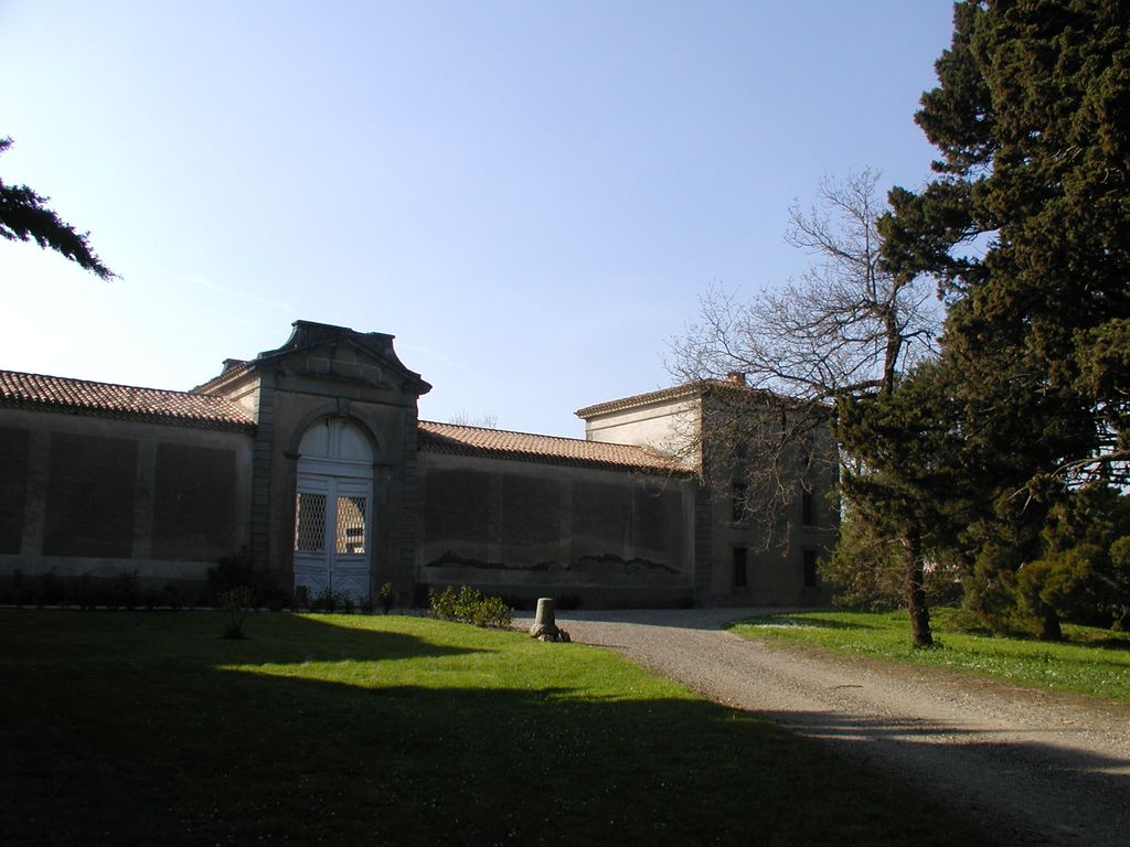 Château. Mur de clôture de la cour d’honneur côté est. Entrée d’honneur.