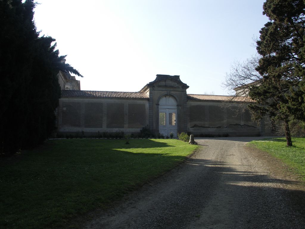 Château. Mur de clôture de la cour d’honneur côté est. Entrée d’honneur.