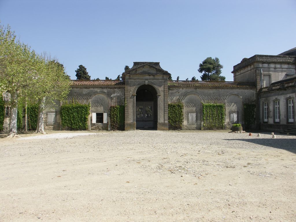 Château. Mur de clôture de la cour d’honneur côté est. Entrée d’honneur.