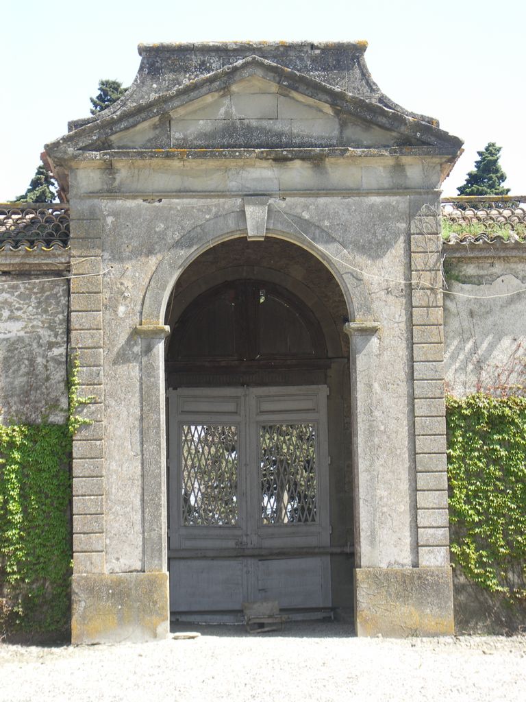 Château. Mur de clôture de la cour d’honneur côté est. Entrée d’honneur.