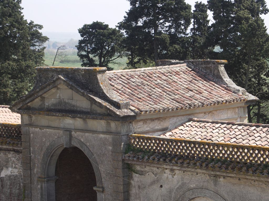 Château. Mur de clôture de la cour d’honneur côté est. Entrée d’honneur.