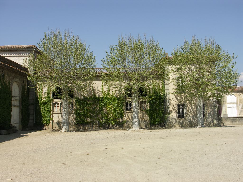 Château. Cour d’honneur côté ouest.