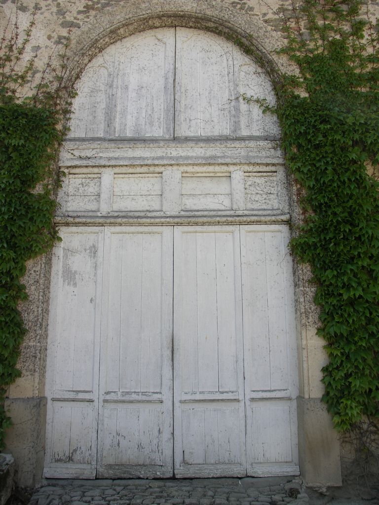 Château. Cour d’honneur côté ouest.