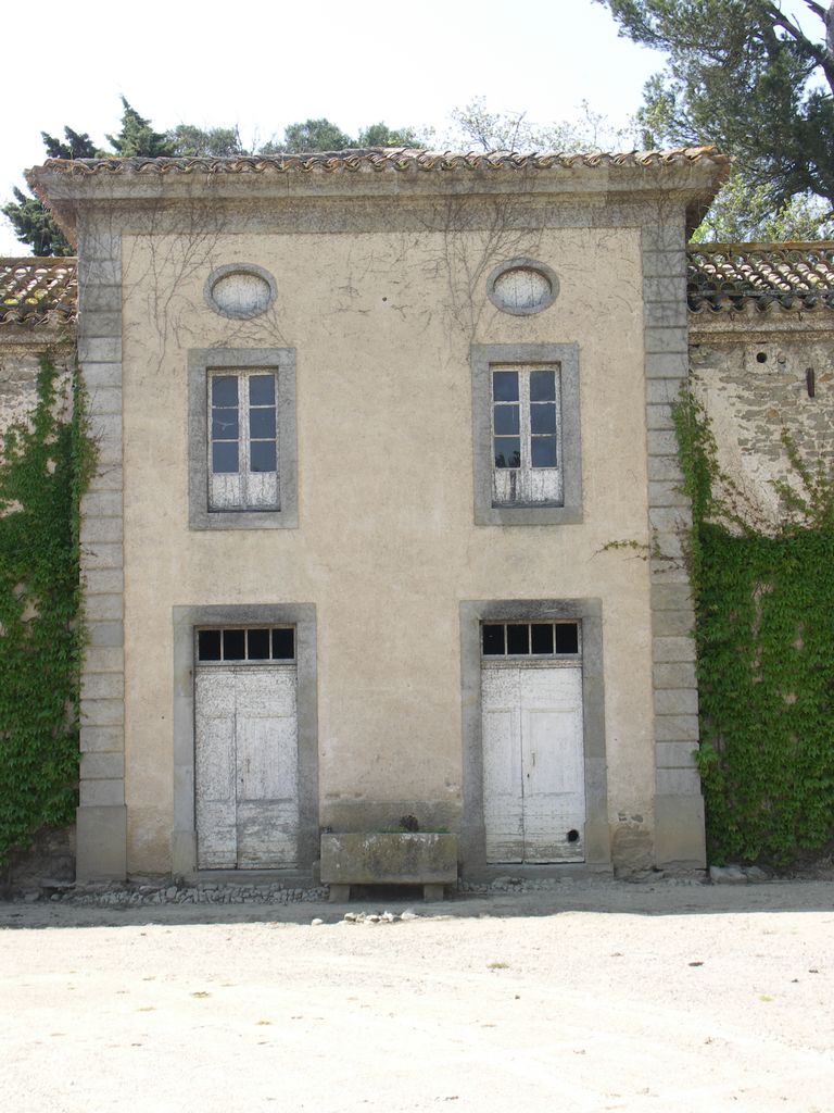 Château. Cour d’honneur côté ouest.