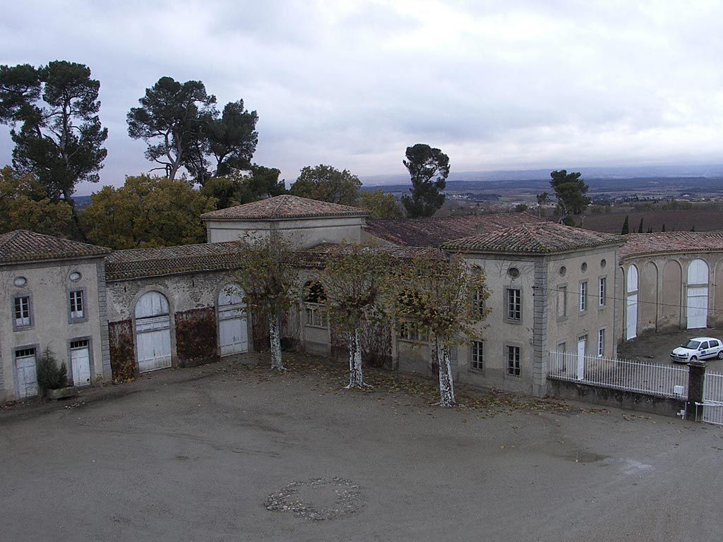 Château. Cour d’honneur côté ouest.