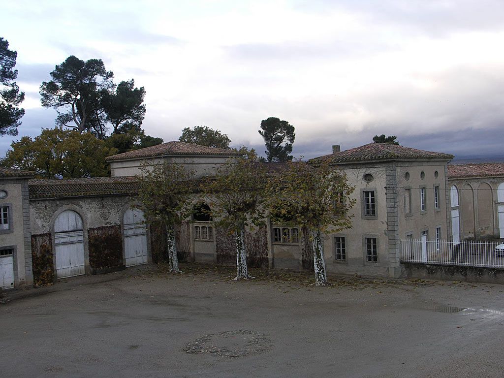 Château. Cour d’honneur côté ouest.