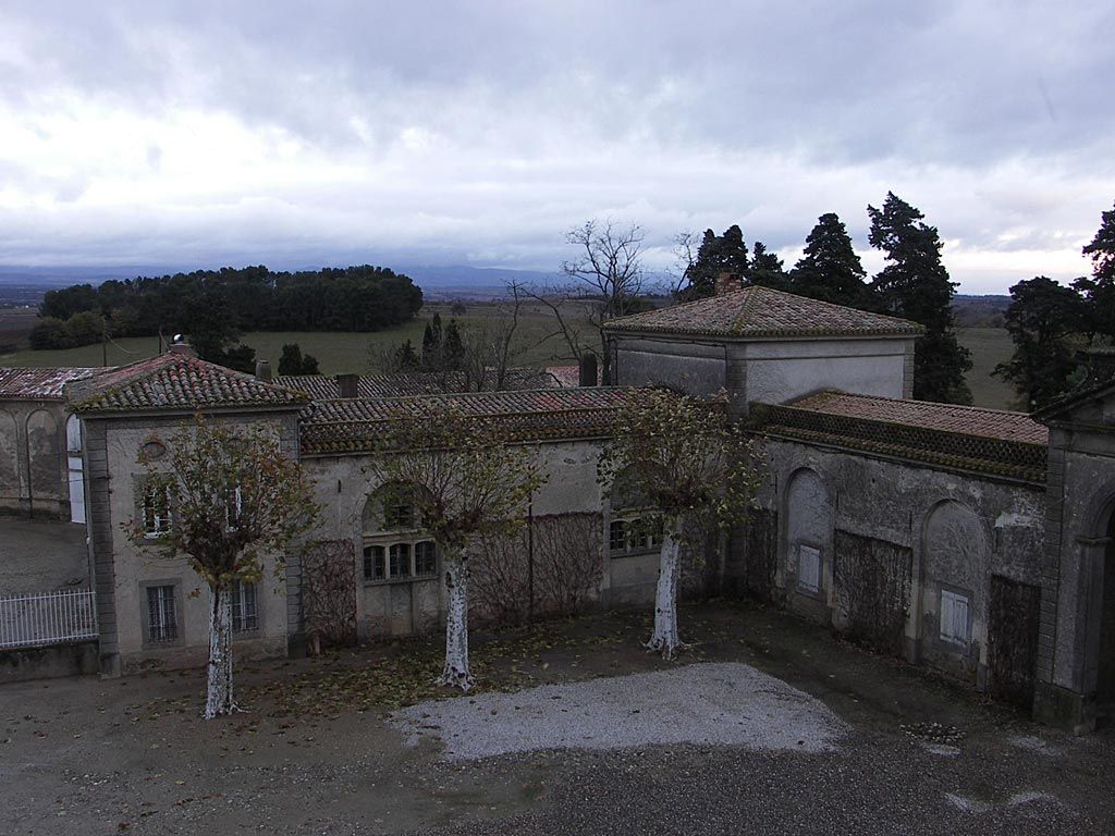 Château. Cour d’honneur côté est.