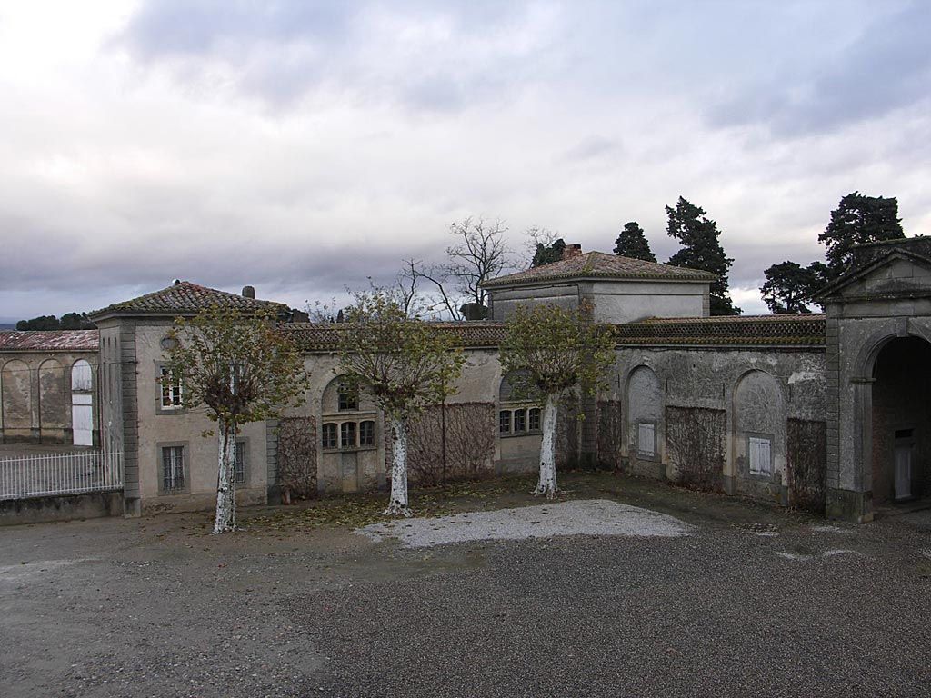 Château. Cour d’honneur côté est.