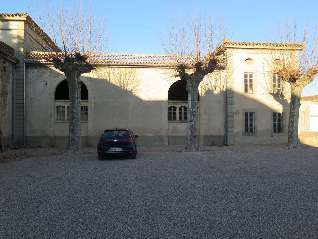 Château. Cour d’honneur côté ouest.