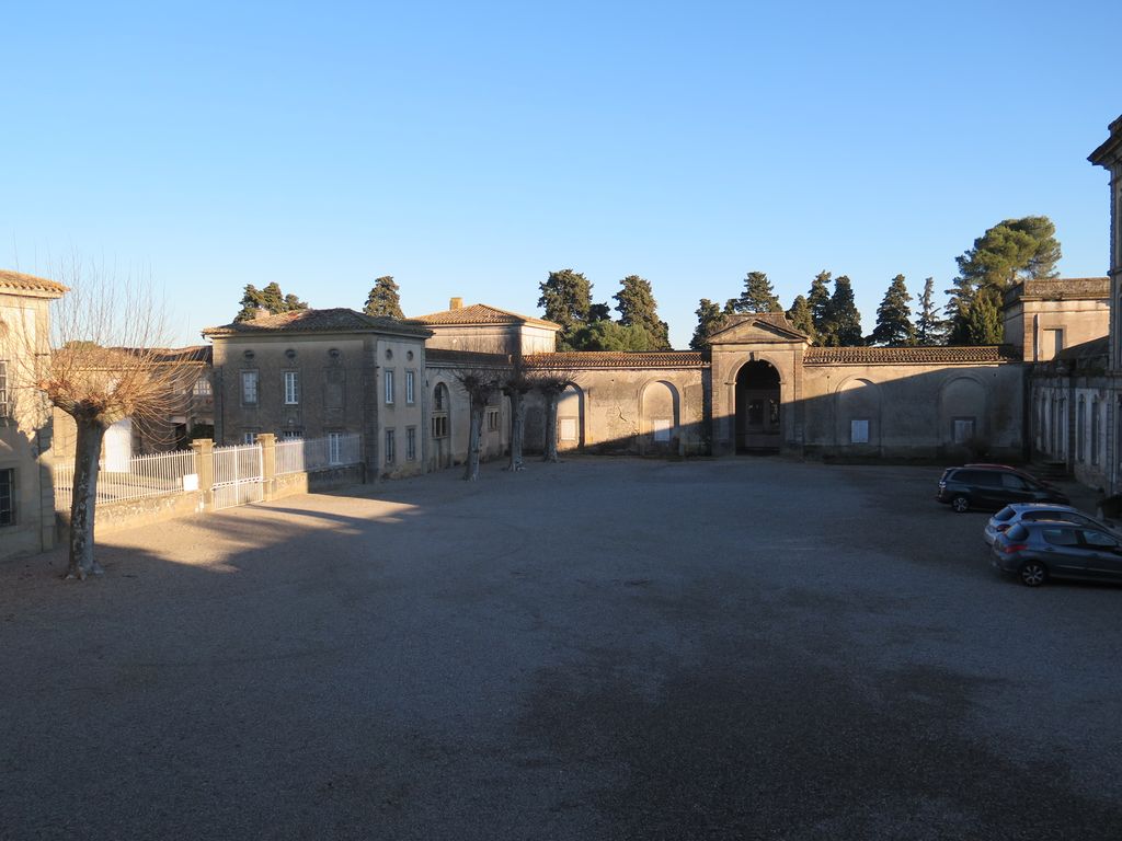 Château. Cour d’honneur vers l’est.