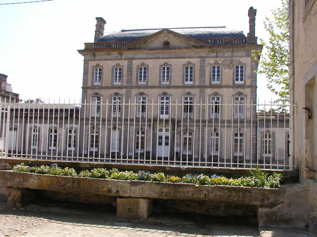 Château depuis la grille séparant les deux cours.