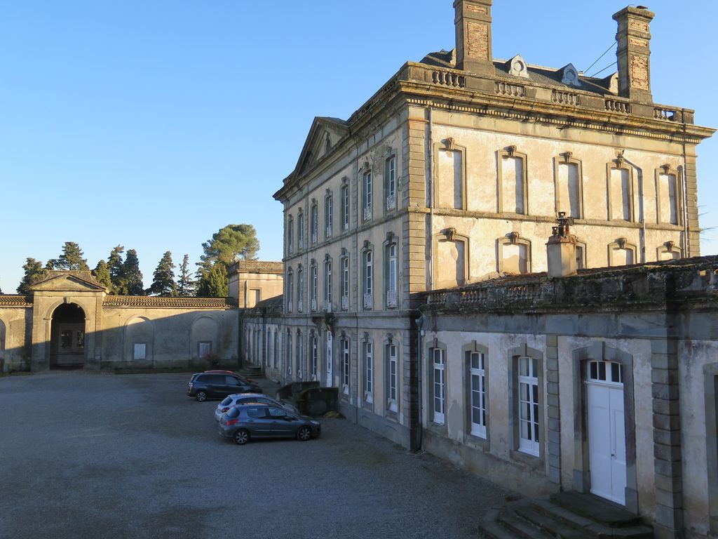 Château. Cour d’honneur.