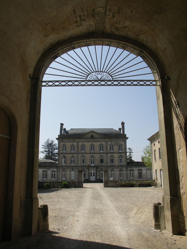 Château depuis l’entrée de la cour des communs.