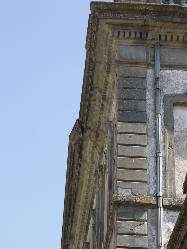 Château. Façade nord. Détail des pilastres d’angle.