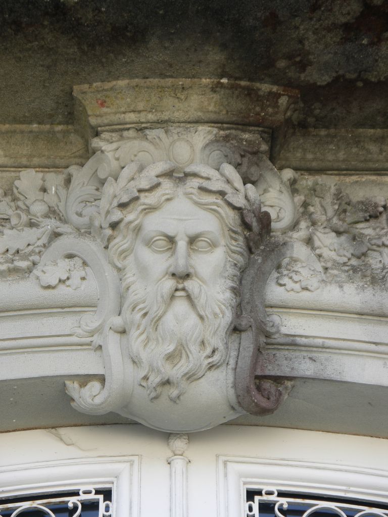 Château. Façade nord. Porte principale. Mascaron sculpté.