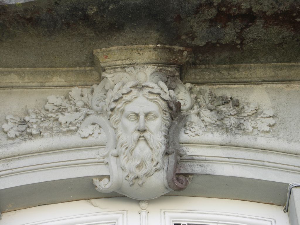 Château. Façade nord. Porte principale. Mascaron sculpté.