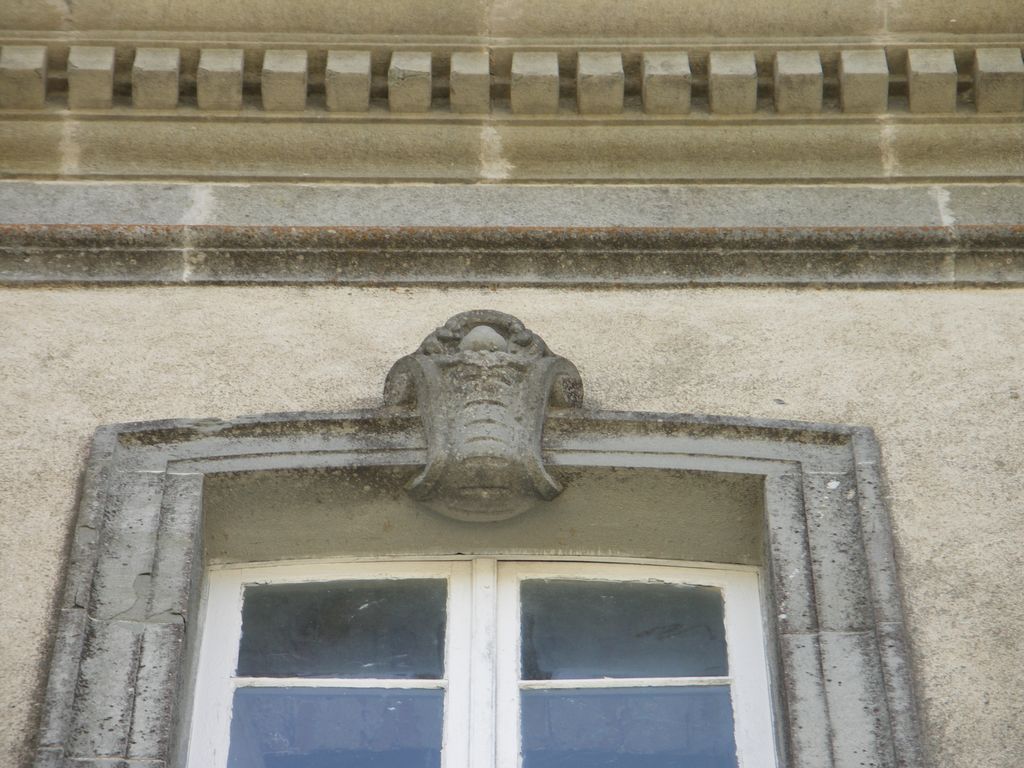 Château. Façade nord. Fenêtre. Clef sculptée.