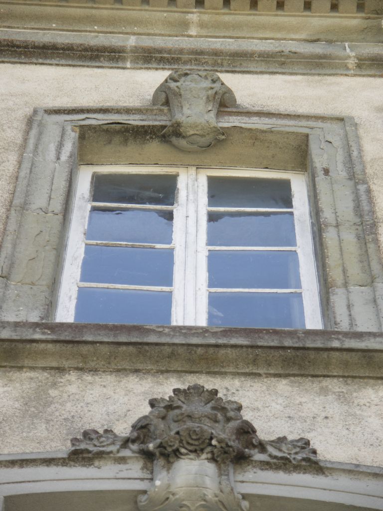 Château. Façade nord. Fenêtre. Clef sculptée.