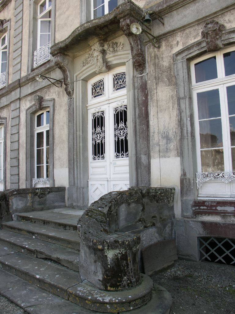 Château. Façade nord. Porte principale.