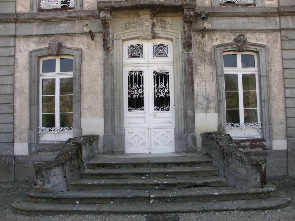 Château. Façade nord. Porte principale. Mascaron sculpté.