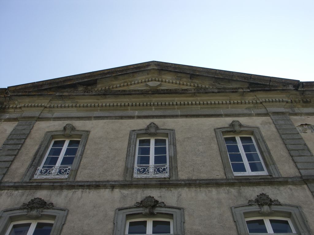 Château. Façade nord. Corps central sommé d’un fronton triangulaire.