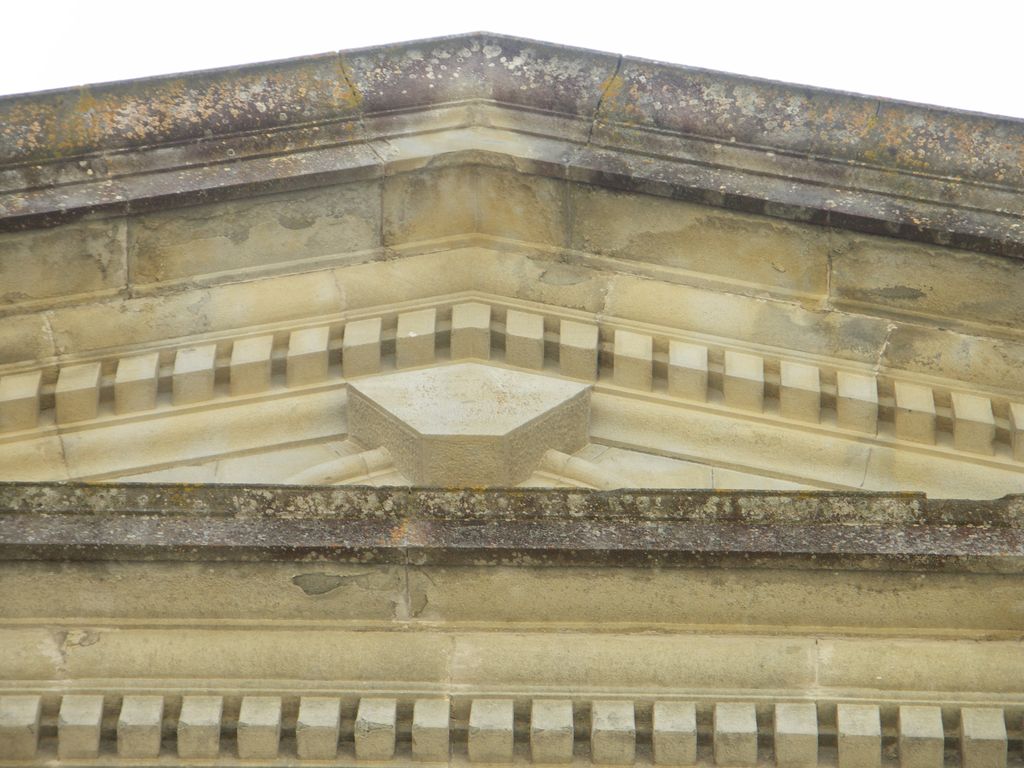 Château. Façade nord. Corps central sommé d’un fronton triangulaire. Détail.