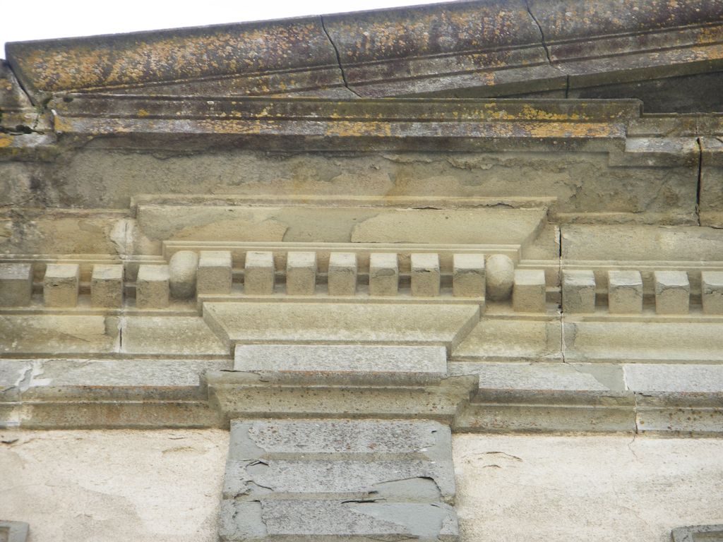 Château. Façade nord. Corps central sommé d’un fronton triangulaire. Détail.