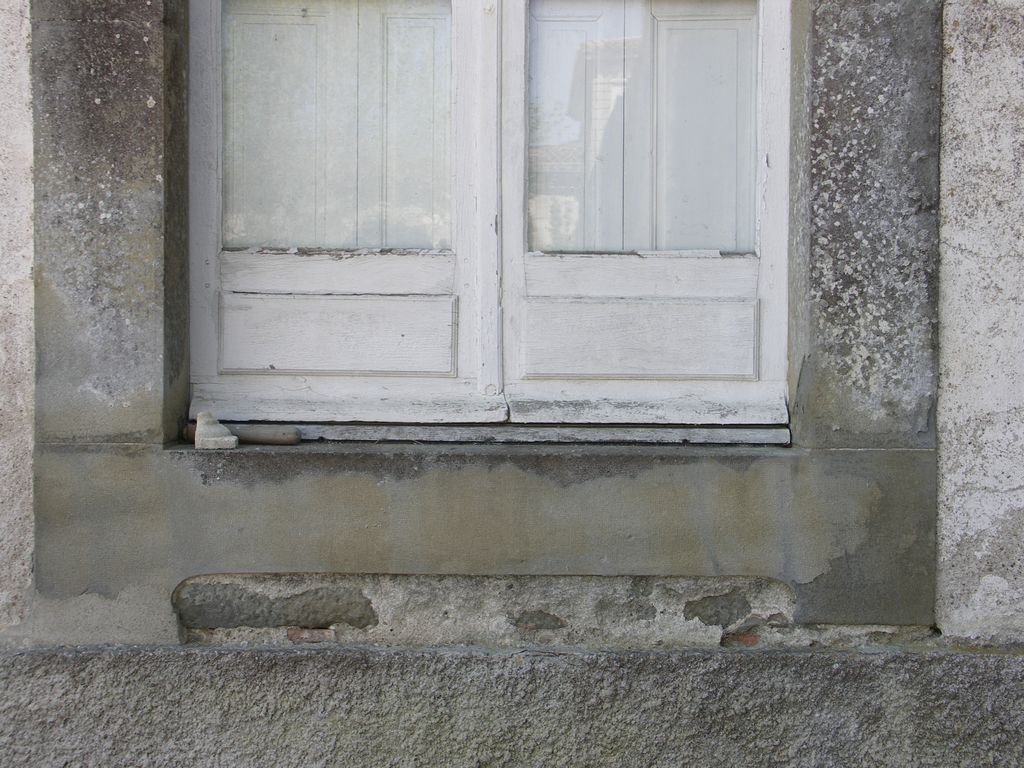 Château. Façade nord. Fenêtre. Détail de l’encadrement.