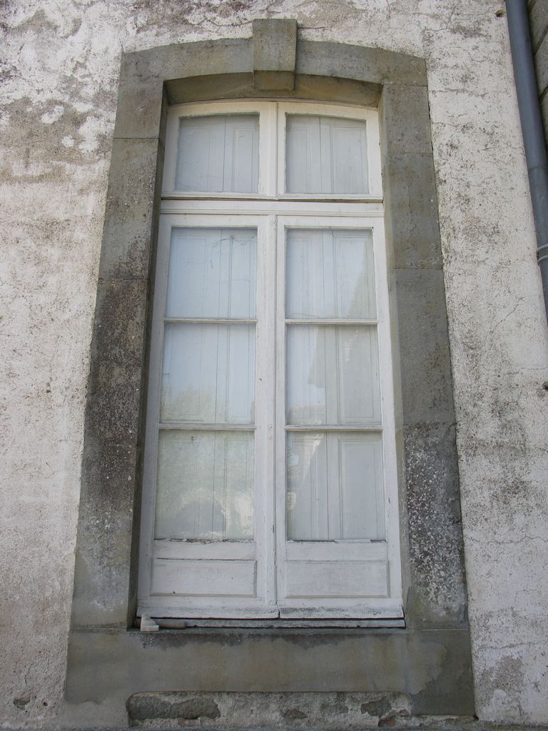 Château. Façade nord. Fenêtre. Détail de l’encadrement.