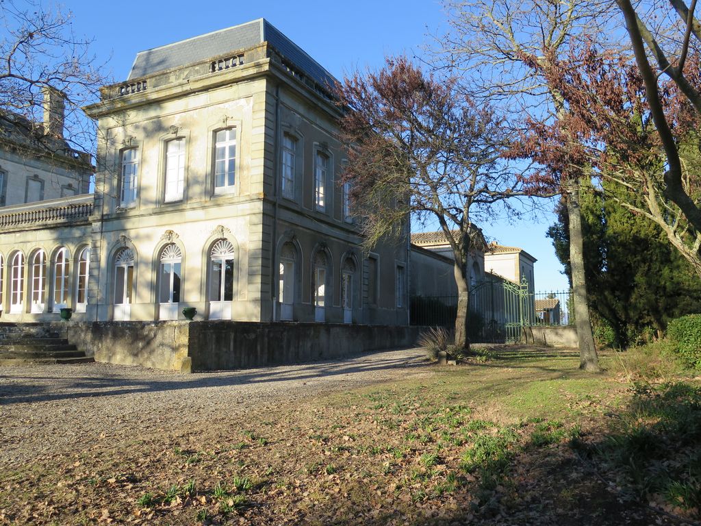 Château. Façade sud. Angle est.