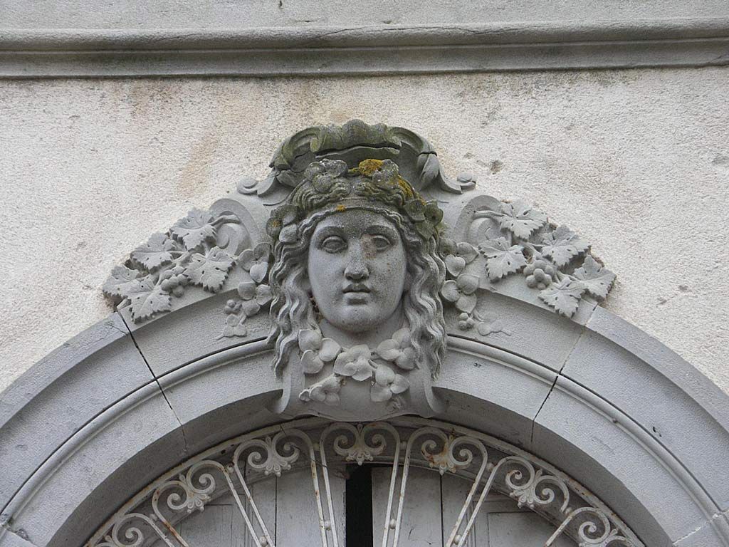 Château. Façade sud. Corps central. Mascaron sculpté. Jeunesse.