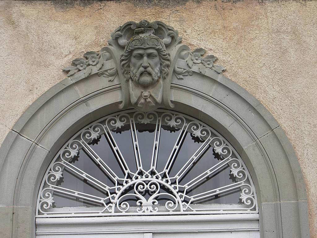 Château. Façade sud. Corps central. Mascaron sculpté.