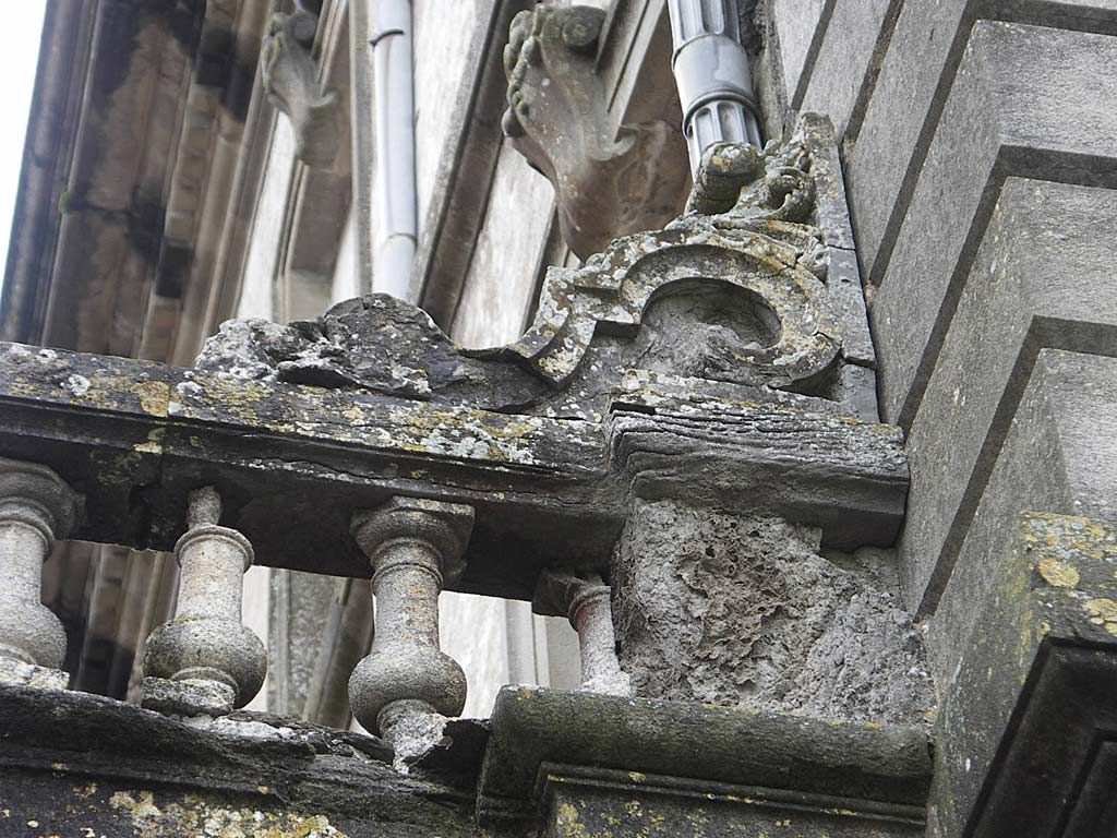 Château. Façade sud. Corps central. Détail de la balustrade au dessus des orangeries.