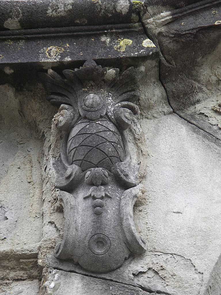 Château. Façade sud. Détail de la sculpture.