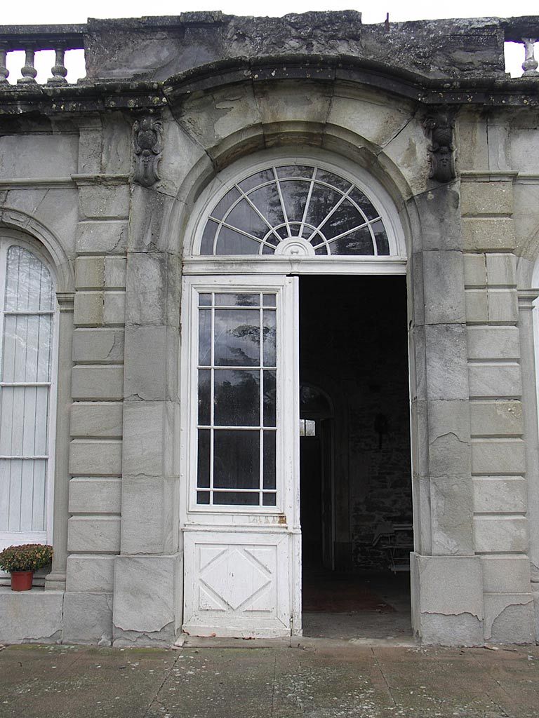 Château. Façade sud. Orangerie. Porte d’entrée.