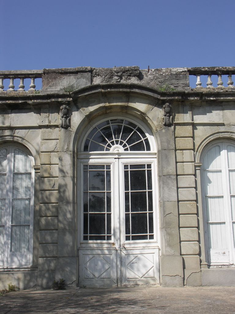 Château. Façade sud. Orangerie. Porte d’entrée.