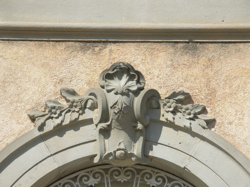 Château. Façade sud. Détail de la sculpture.