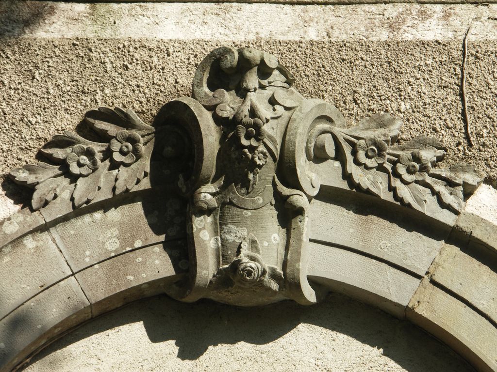 Château. Façade sud. Détail de la sculpture.