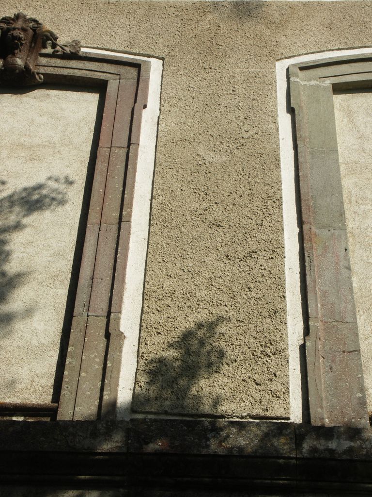 Château. Façade sud. Détail de l’enduit et des encadrements de fenêtres.