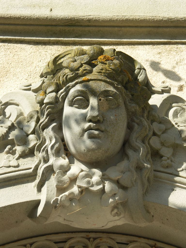 Château. Façade sud. Corps central. Mascaron sculpté.