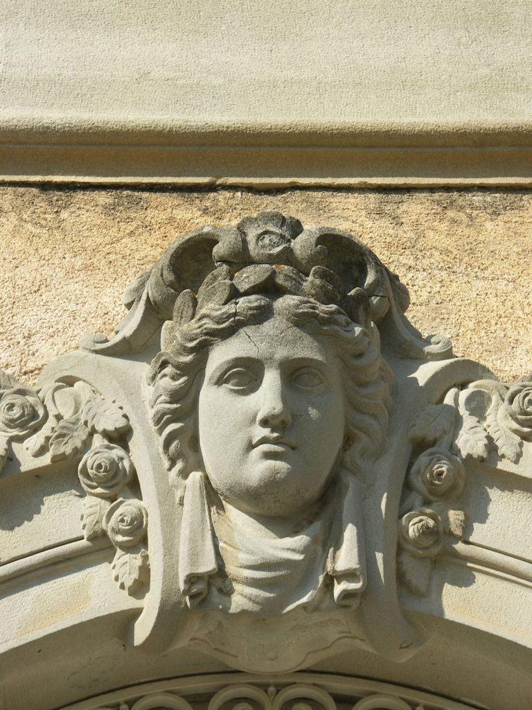 Château. Façade sud. Corps central. Mascaron sculpté.