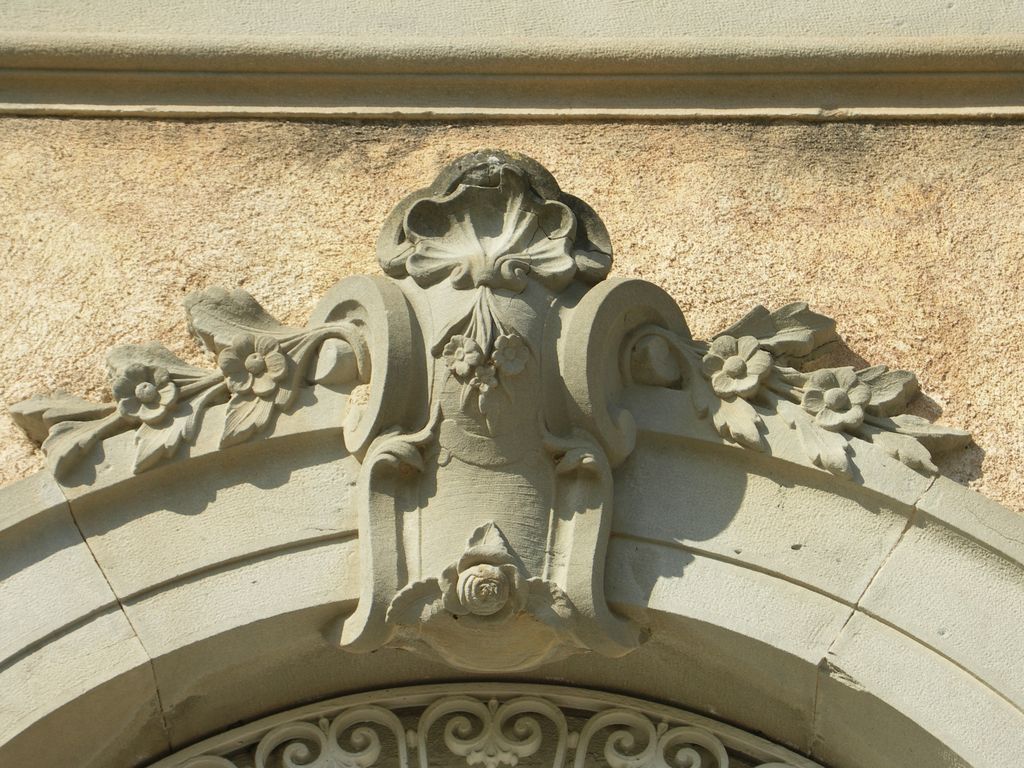 Château. Façade sud. Détail de la sculpture.