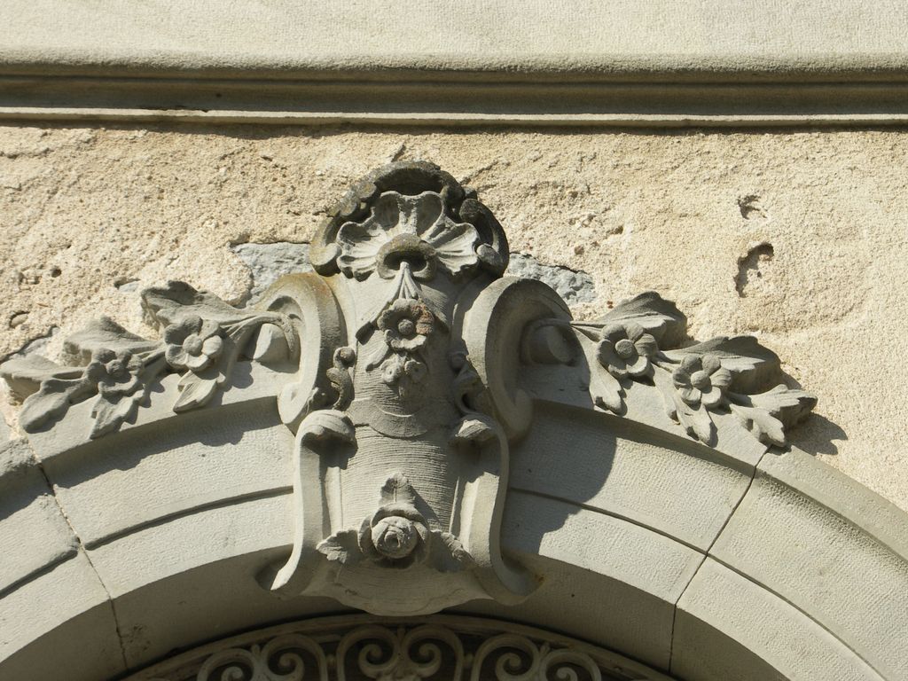 Château. Façade sud. Détail de la sculpture.