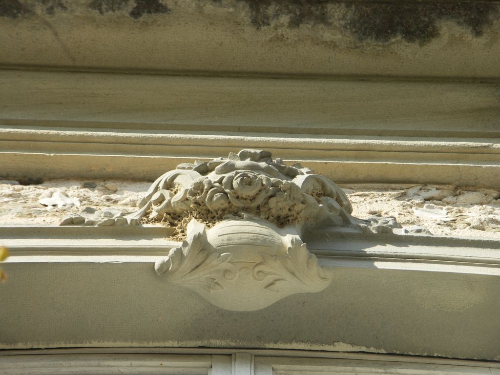 Château. Façade sud. Détail de la sculpture.