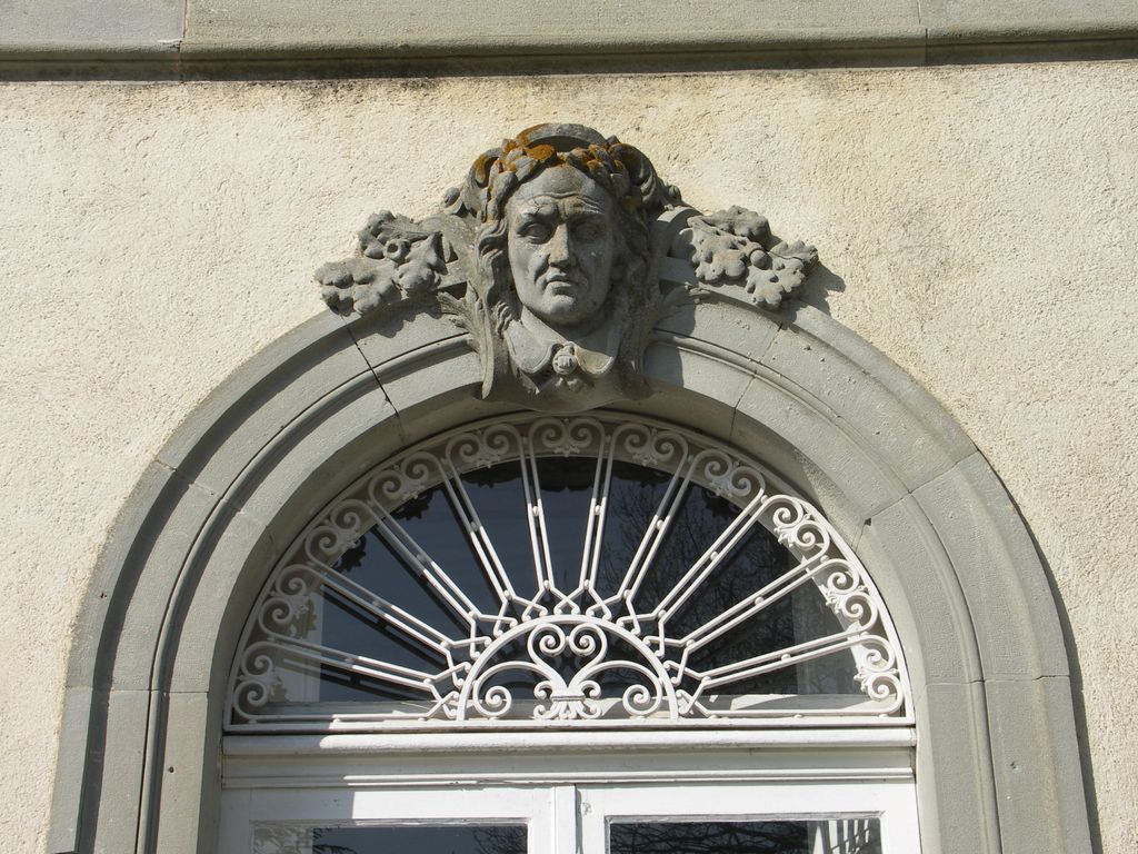 Château. Façade sud. Corps central. Mascaron sculpté. Vieillesse.