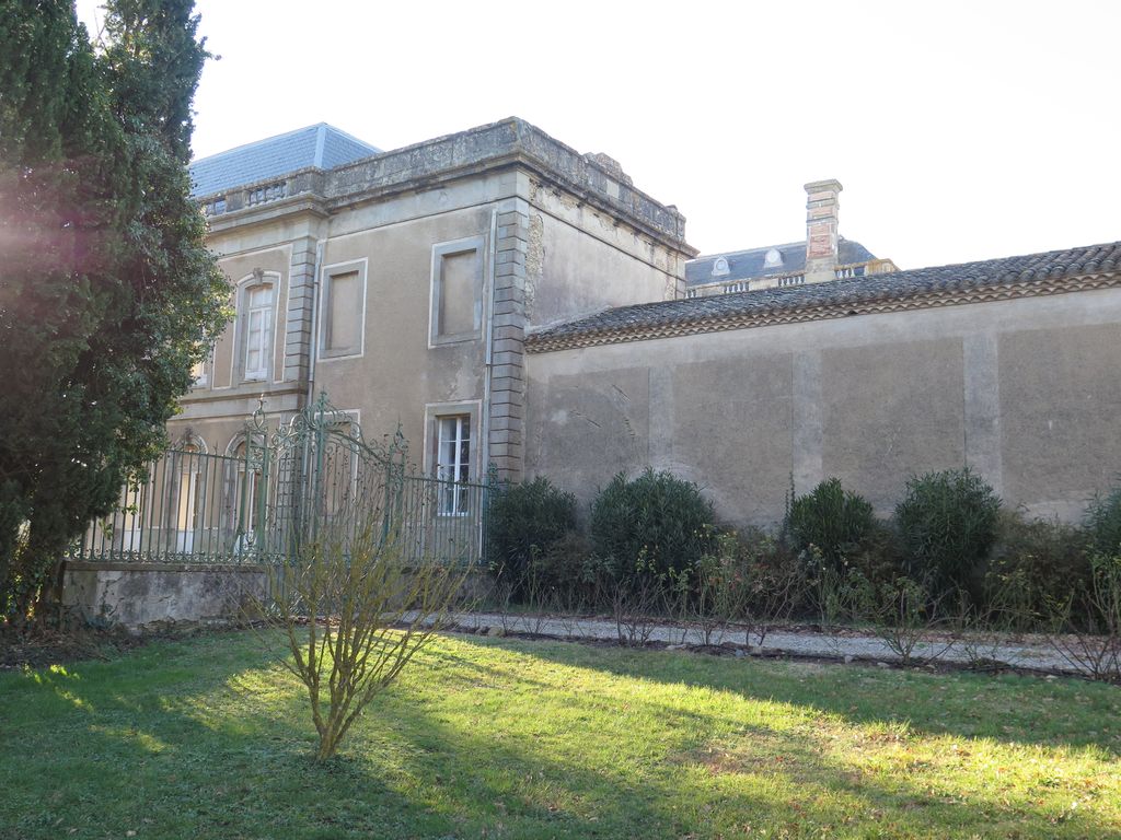 Château. Pavillon est.